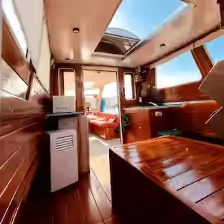 Botel Univers Yacht *
